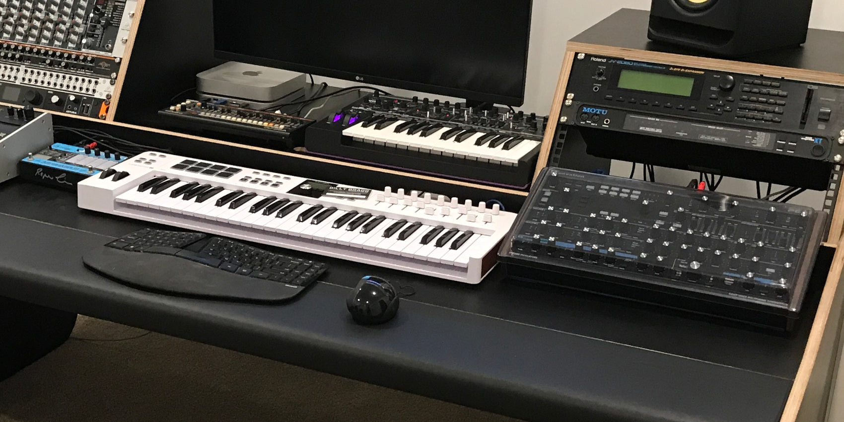 How to measure up your keyboard instrument for a studio desk